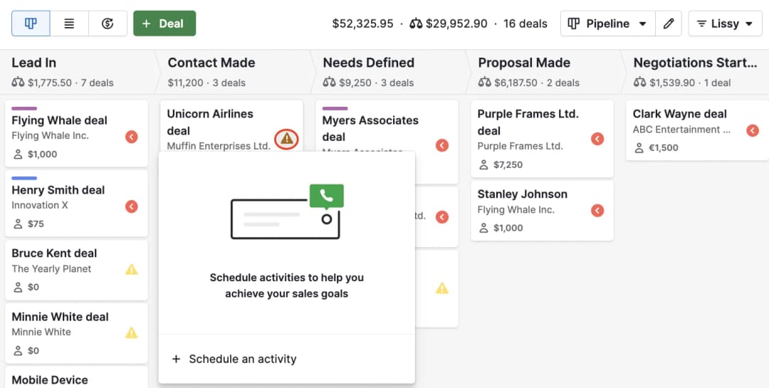 Tarjeta de negocio en el pipeline de Pipedrive con opción para programar una actividad